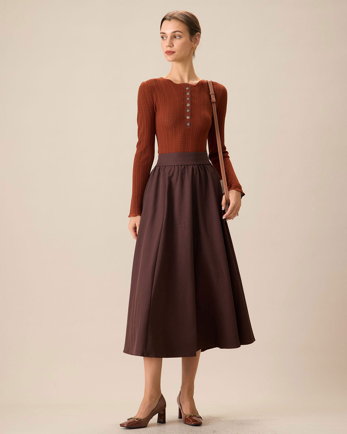 Damski brązowy sweter o okrągłym dekolcie