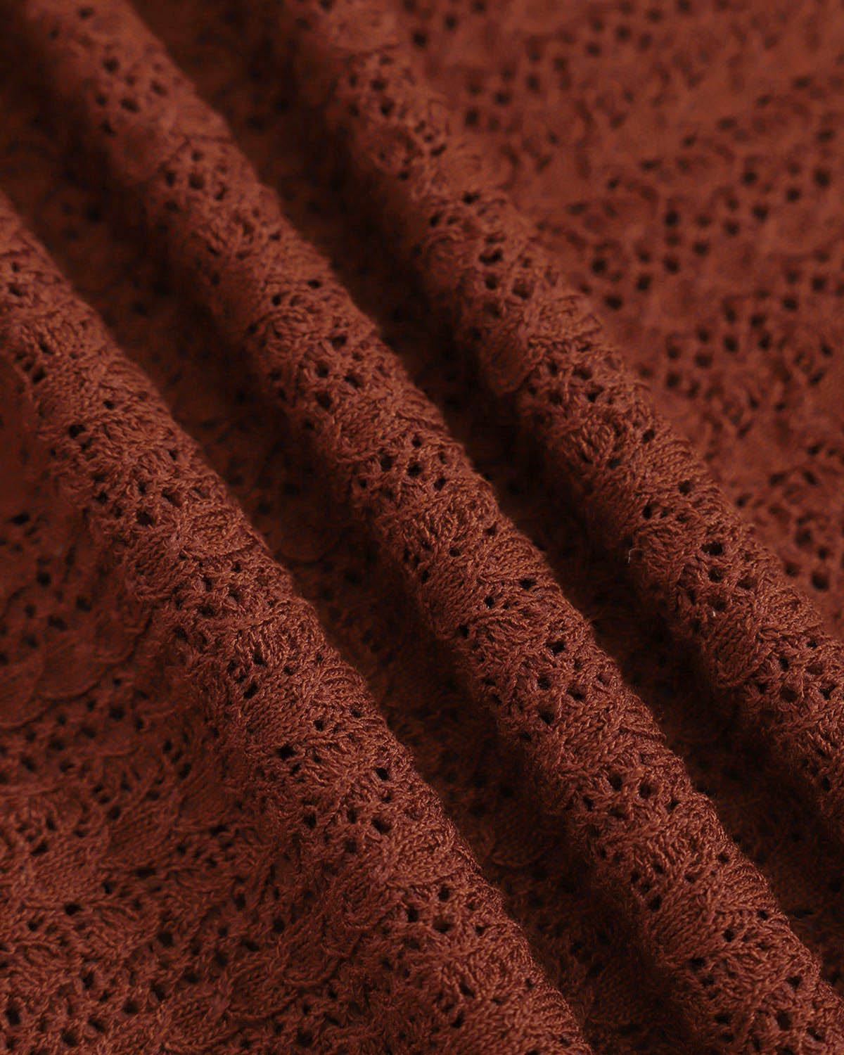 Damski brązowy sweter o okrągłym dekolcie